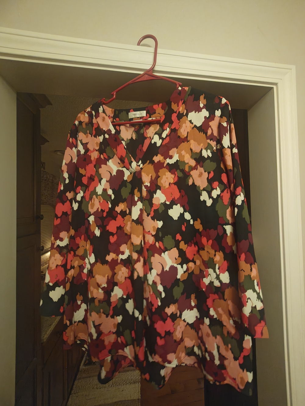Van Heusen XL Polyester Blouse with an Abstract Multi-Color Brushstroke Print